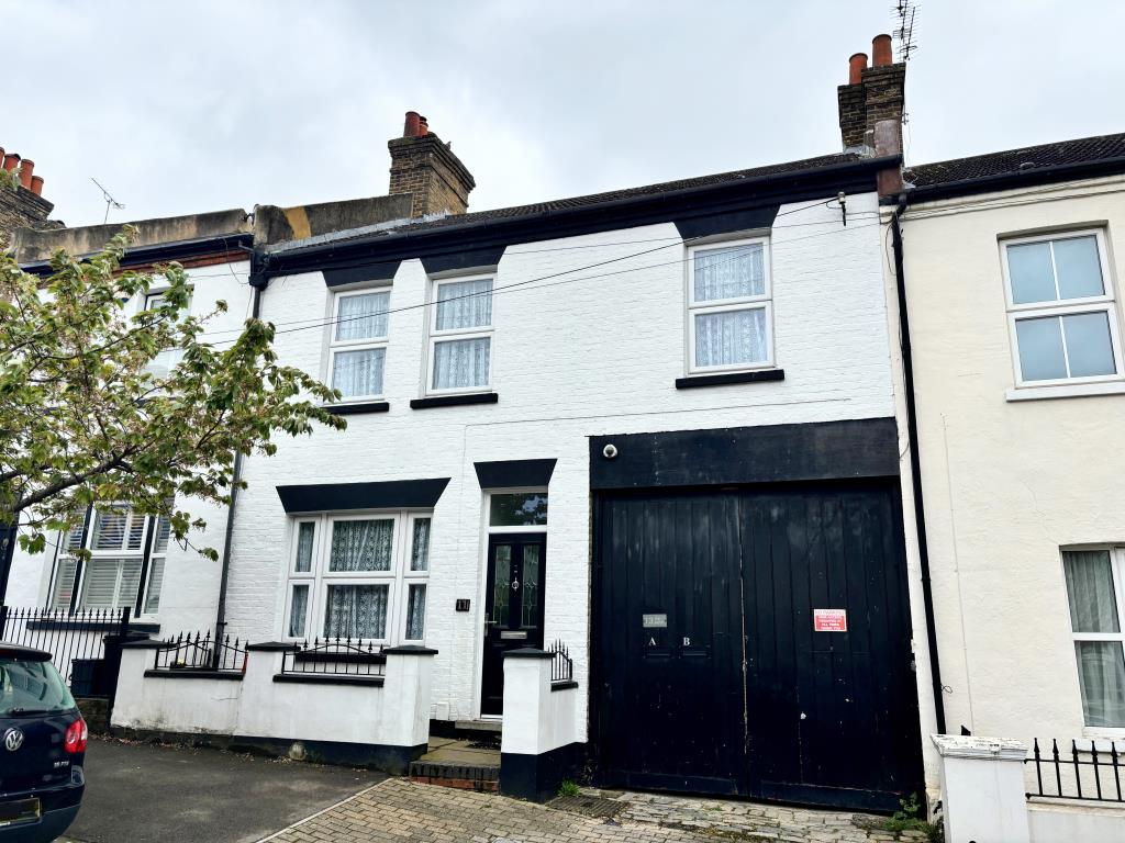 Lot: 174 - PERIOD PROPERTY WITH PLANNING FOR CONVERSION - Front exterior image from street level